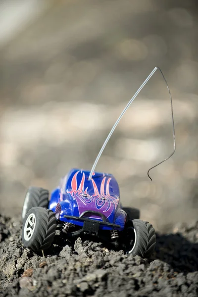 汚れのマウンド上のおもちゃ rc のトラックの終点 — ストック写真