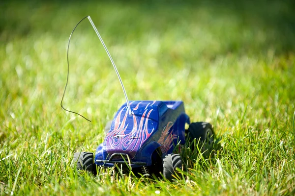 Horizontale van speelgoed rc vrachtwagen in gras — Stockfoto