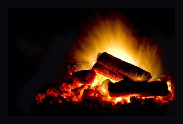 için için yanan odun ateşi