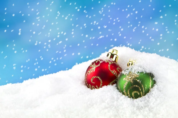 Boule de Noël verte et rouge dans la neige — Photo