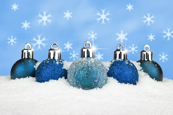 Boules bleues dans la neige — Photo