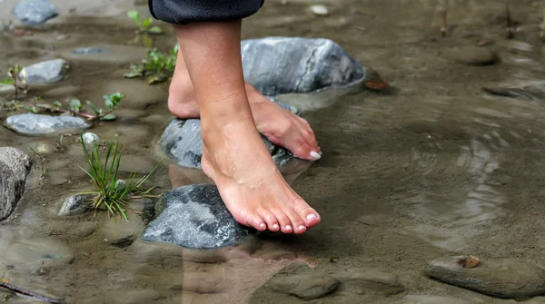 dombai, Rusya bir dağ nehir içine stepping