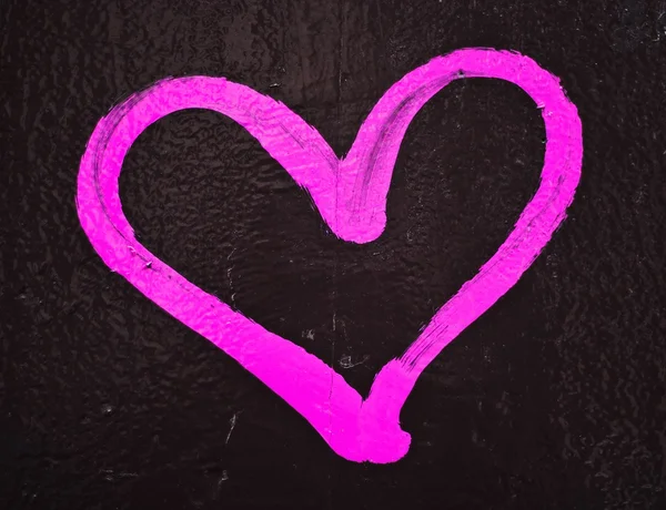 Pembe Aşk kalp boyalı duvar grafiti