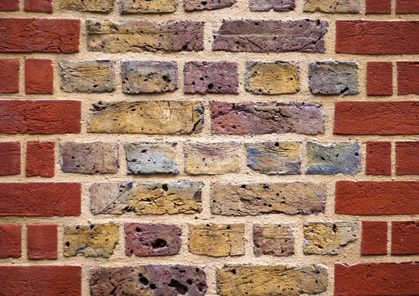 Rode bakstenen muur met witte bakstenen decoratie — Stockfoto