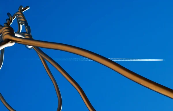 Sculpture en fil avec avion contre ciel bleu — Photo