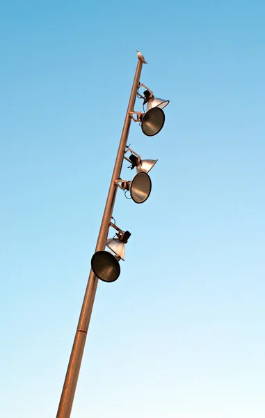 Elektřina povodňových světla s rackem, který seděl na vrcholu — Stock fotografie
