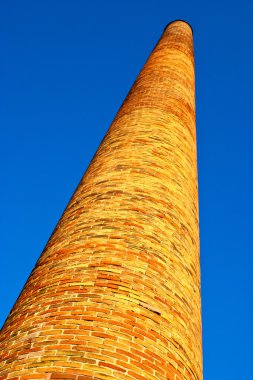 eski bir tuğla baca