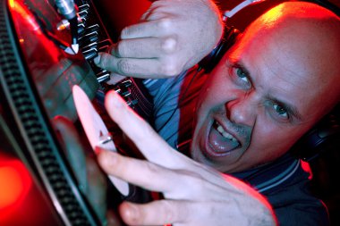 Kalabalık çılgına dj