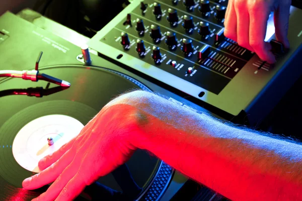 kulüp ortamında kayıt tırmalamak dj