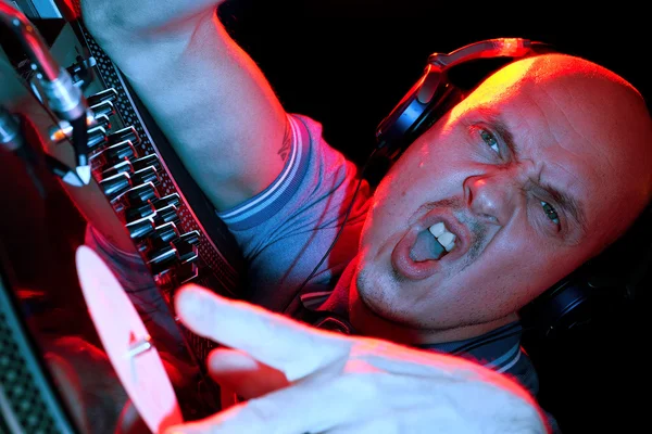 DJ rocking the crowd — Stock Photo, Image