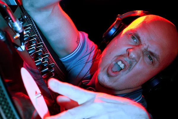 kalabalık sallanan dj