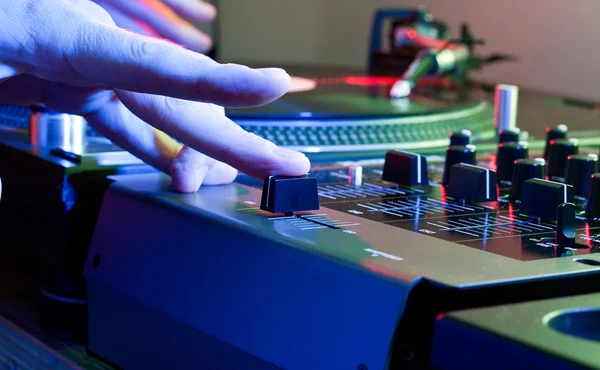 DJs main ajuste le fondu croisé d'un mélangeur de musique — Photo