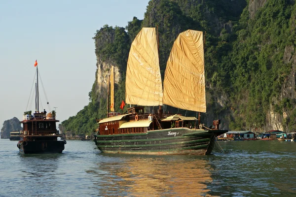 Basura, Bahía Ha Long, Vietnam — Foto de Stock