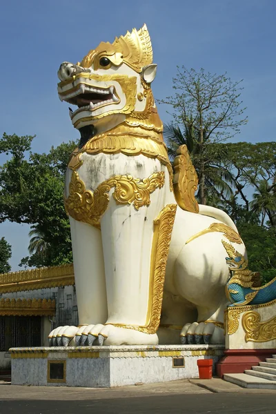 Chinthes, shwedagon pagoda, Rangoon, myanmar — Stockfoto