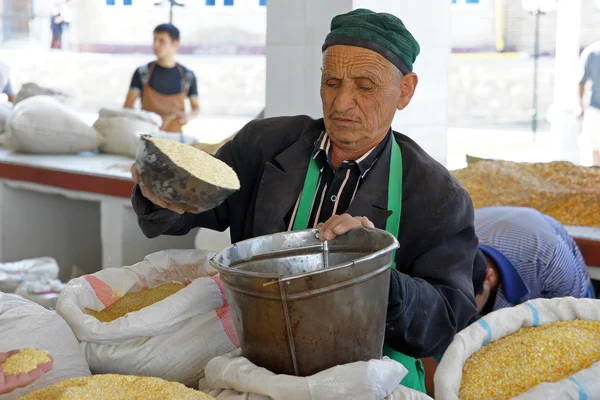 Man trading on a market, Samarkand, Uzbekistan — Stock Photo, Image