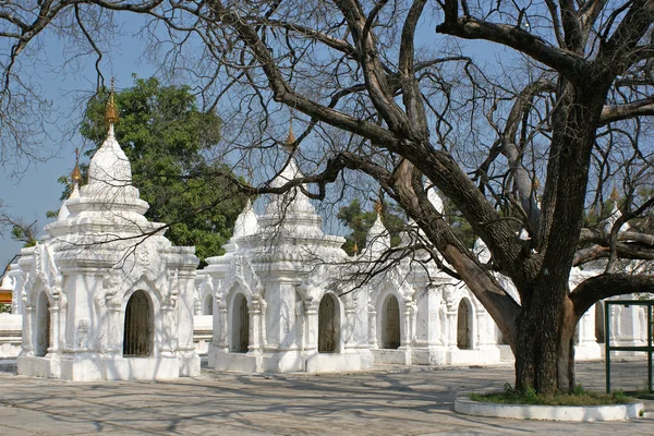 Kuthodaw Pagode, Mandalay, Birmânia — Fotografia de Stock