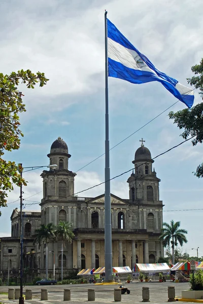 Managua Nikaragua Listopada 2007 Maszt Nikaragui Flagi Narodowe Ruiny Katedry — Zdjęcie stockowe