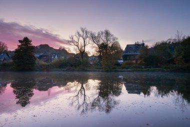 BERGISCH GLADBACH, GERMANY - 25 Ekim 2021: Almanya 'nın Bergisch Gladbach kentinde 25 Ekim 2021 sabahı erken saatlerde eski Zweifel kalesinin panoramik görüntüsü