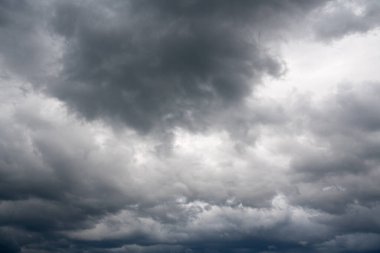 Akşam gökyüzünde dramatik bulutlar ile