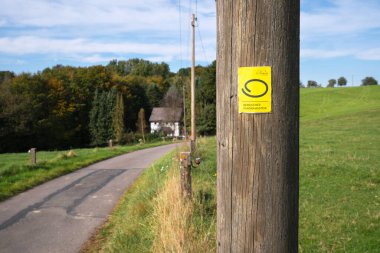 MorsBACH, GERMANY - 10 Ekim 2021: 10 Ekim 2021 'de Almanya' da tipik bir yol ayrımına odaklı Bergischer Panoramasteig uzun mesafe yürüyüş yolu