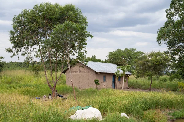 ISHASHA, UGANDA - 7 Haziran 2021: Tipik Afrika köyü 7 Haziran 2021 Uganda, Doğu Afrika