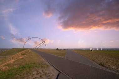 HERTEN, GERMANY - 29 Mart 2021: Hoheward ipucu, Ruhr Metropolis 'in 29 Mart 2021' de Herten, Almanya 'da gökyüzüne karşı simgesi