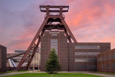 ESSEN, GERMANY - 1 Ocak 2022: Zeche Zollverein, 1 Ocak 2022 'de Essen, Almanya' da Ruhr Metropolis 'in endüstriyel mirası