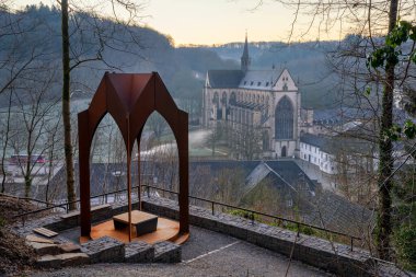 ODENTHAL, ALMANY - 4 Mart 2022: 4 Mart 2022 'de Almanya' da sabahın erken saatlerinde Altenberg katedralinin panoramik görüntüsü