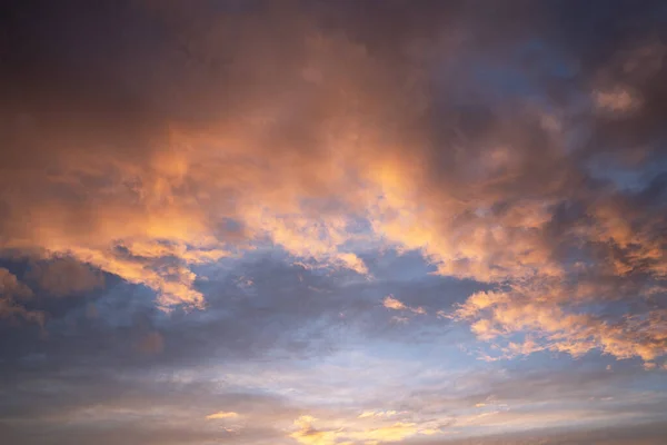 Вечернее Небо Яркими Облаками — стоковое фото