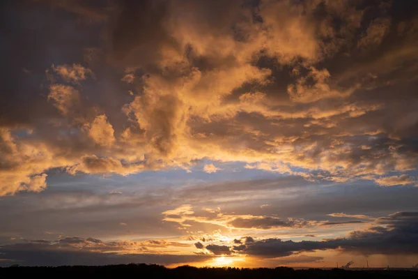 Cielo Serale Con Nuvole Drammatiche — Foto Stock