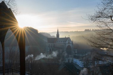 ODENTHAL, ALMANY - 18 Mart 2022: Altenberg katedralinin panoramik görüntüsü 18 Mart 2022 'de Almanya' da sabahın erken saatlerinde
