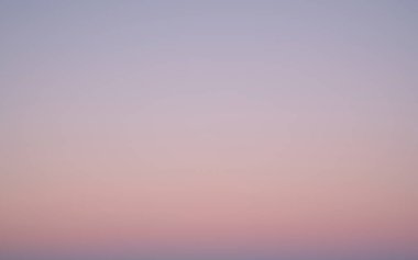 Pastel renklerle gökyüzüne bak