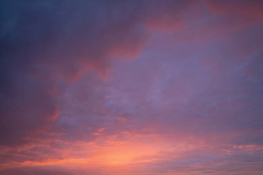 Pastel renkli bulutlarla akşam gökyüzü