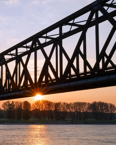 Starý Most Přes Řeku Rýn Západ Slunce Rhineparku Duisburg Německo — Stock fotografie