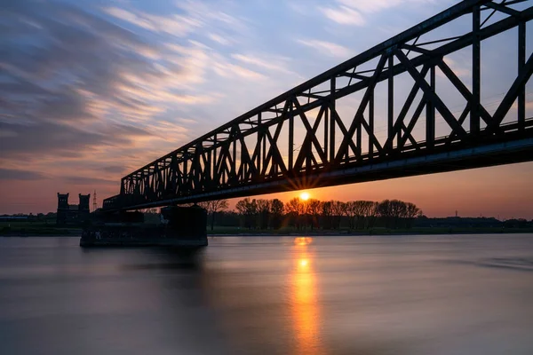 Starý Most Přes Řeku Rýn Západ Slunce Rhineparku Duisburg Německo — Stock fotografie