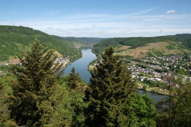 Puenderich köyüne Moselle nehri ile panoramik manzara, Almanya