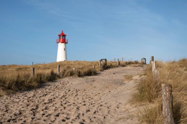 Liste Batı deniz fenerinin mavi gökyüzüne karşı panoramik görüntüsü, Sylt, Kuzey Frizya, Almanya 