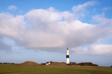 Kampen deniz fenerinin gökyüzüne karşı panoramik görüntüsü, Sylt, Kuzey Frizya, Almanya 
