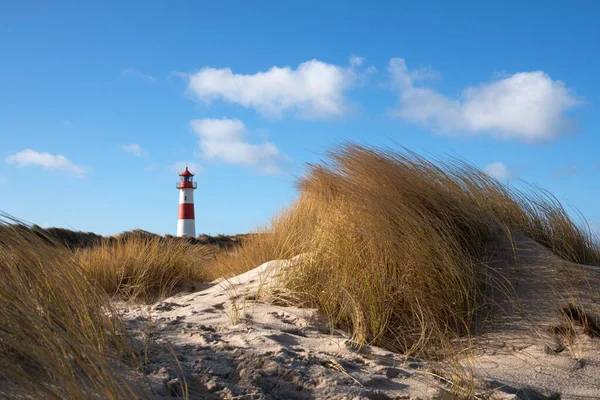 Liste Doğu deniz fenerinin mavi gökyüzüne karşı panoramik görüntüsü, Sylt, Kuzey Frisia, Almanya 