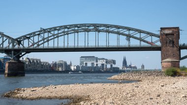 Köln 'deki Ren Nehri' nin alçak suları, Almanya 'da kuraklık.