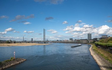 DÜKSELDORF, GERMANY - 8 Eylül 2022: Ren Nehri 'nin Düsseldorf yakınlarındaki panoramik görüntüsü 8 Eylül 2022' de Almanya, Avrupa 'da