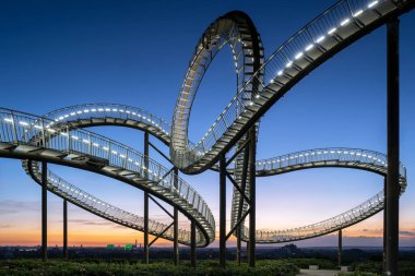 DUISBURG, GERMANY - 12 Haziran 2022: Kaplan ve Kaplumbağa, Ruhr Metropolis 'in 12 Haziran 2022' de Duisburg, Almanya 'da gökyüzüne karşı tarihi