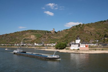 KAUB, GERMANY - 13 Ağustos 2022: 13 Ağustos 2022 'de Almanya, Avrupa' da Ren nehrinde Kaub 'u geçen iç navigasyon gemileri