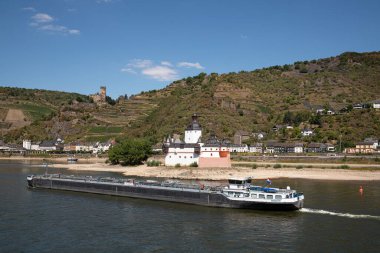 KAUB, GERMANY - 13 Ağustos 2022: 13 Ağustos 2022 'de Almanya, Avrupa' da Ren nehrinde Kaub 'u geçen iç navigasyon gemileri