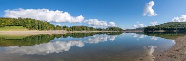 Henne Gölü, Sauerland, Almanya 'nın panoramik görüntüsü