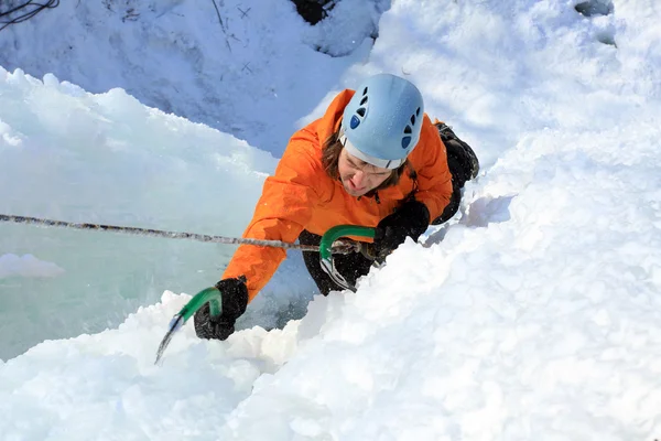 Arrampicata su ghiaccio nel Caucaso settentrionale . — Foto Stock