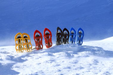 snowshoeing. kar kar ayakkabıları.