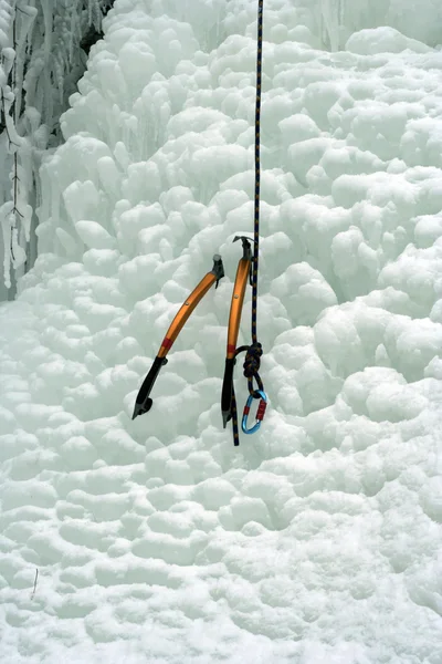 Ice tool driven into the ice. — Stock Photo, Image