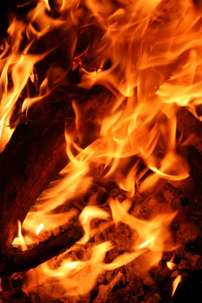 Illustration de flamme de feu brûlante sur fond noir — Photo