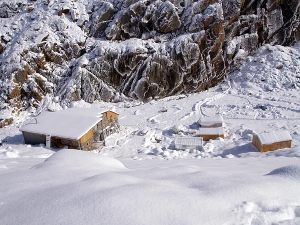 Árvores cobertas com geada e neve nas montanhas. Construção de montanha — Fotografia de Stock